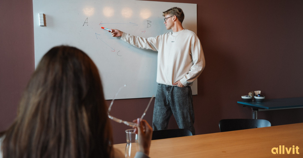 Student under muntlig eksamen som holder presentasjon foran sensor. Foto.