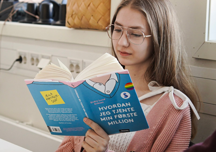 Elev leser i boka