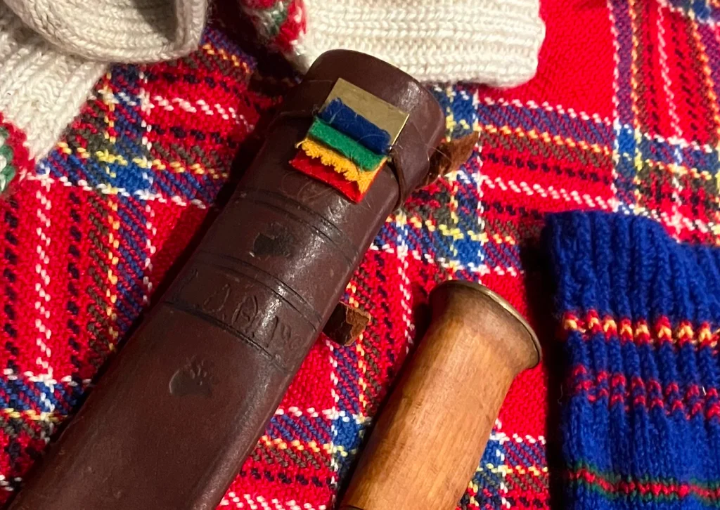 Samisk tekstil og to kniver