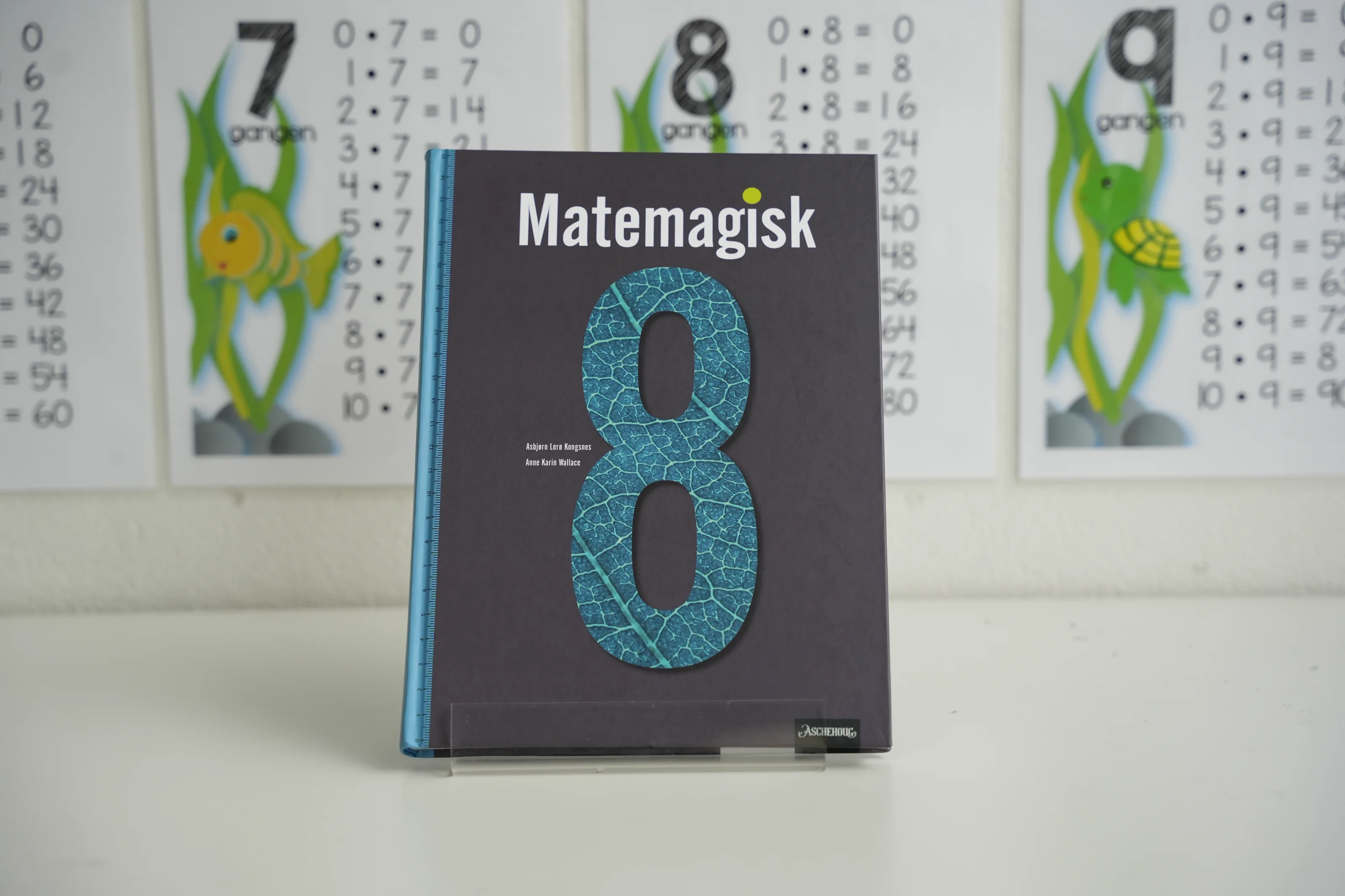 Matematikkbok og gangetabellen