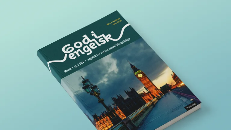 Bilde av læreboka God i engelsk mot en lys grønn bakgrunn.