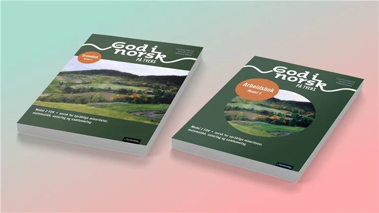 Bildet viser grunnbok og arbeidsbok av God i norsk på tvers til modul 2. Bøkene er grønne med landskapsbilde mot en pastellfarget bakgrunn.