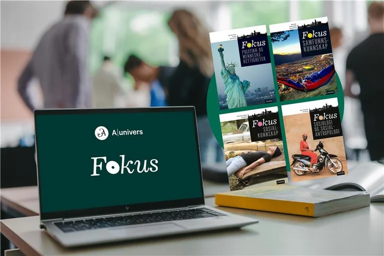 En PC-skjerm med logoene til Aschehougs læremidler i samfunnsfagene samt lærebøkene mot en grønn sirkel. I bakgrunnen ser vi konturene av elever i klasserommet.