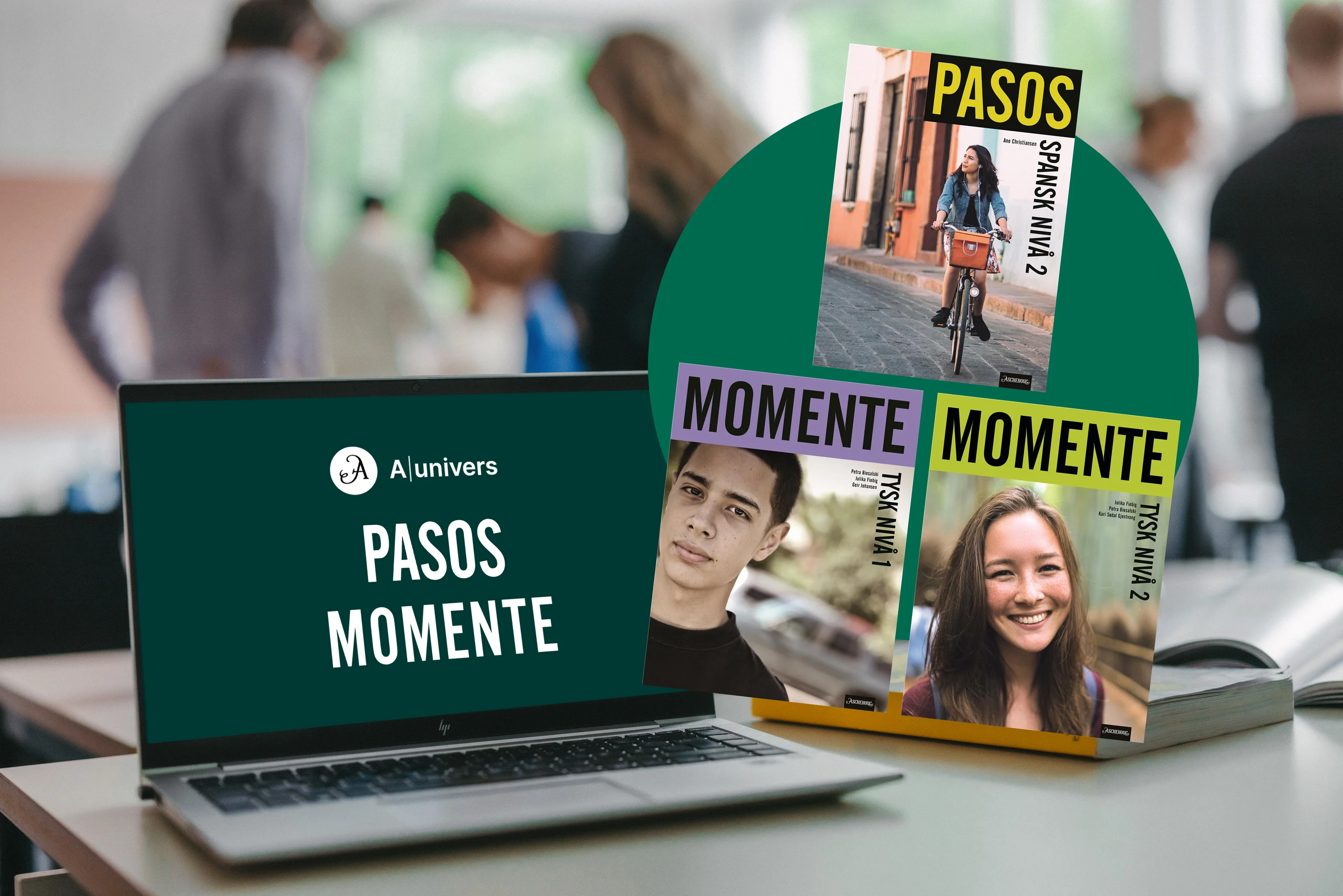 En PC-skjerm med logoene til Aschehougs læremidler i spansk og tysk samt lærebøkene mot en grønn sirkel. I bakgrunnen ser vi konturene av elever i klasserommet.