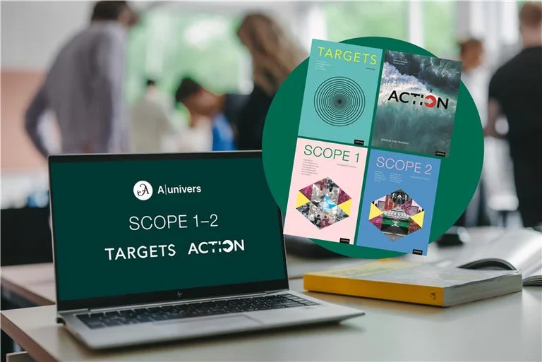 En PC-skjerm med logoene til Aschehougs læremidler i engelsk samt lærebøkene mot en grønn sirkel. I bakgrunnen ser vi konturene av elever i klasserommet.