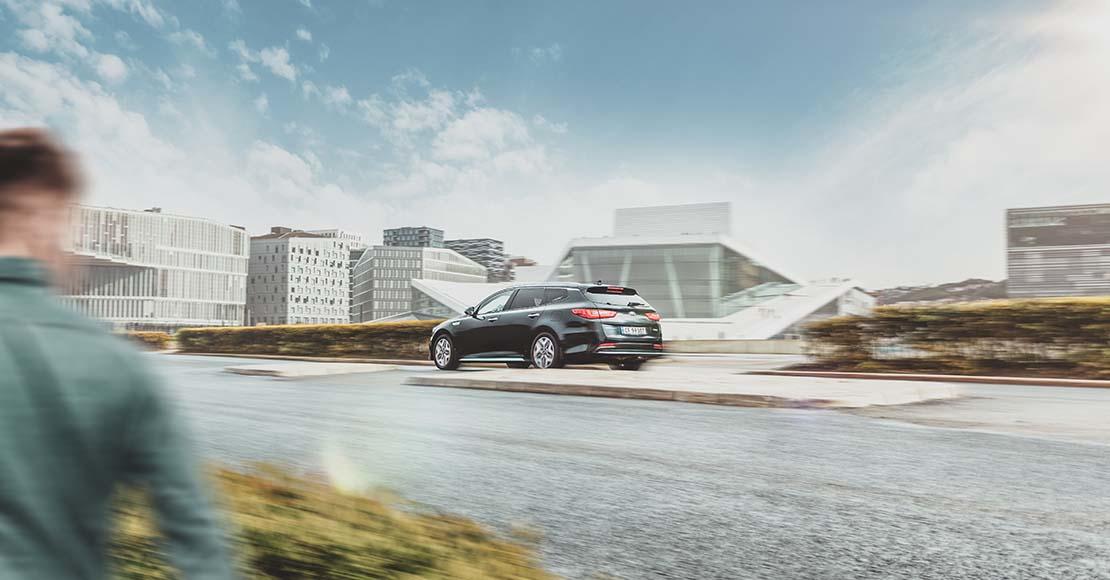 Kia Ceed stasjonsvogn plug-in hybrid kjører i Oslo sentrum