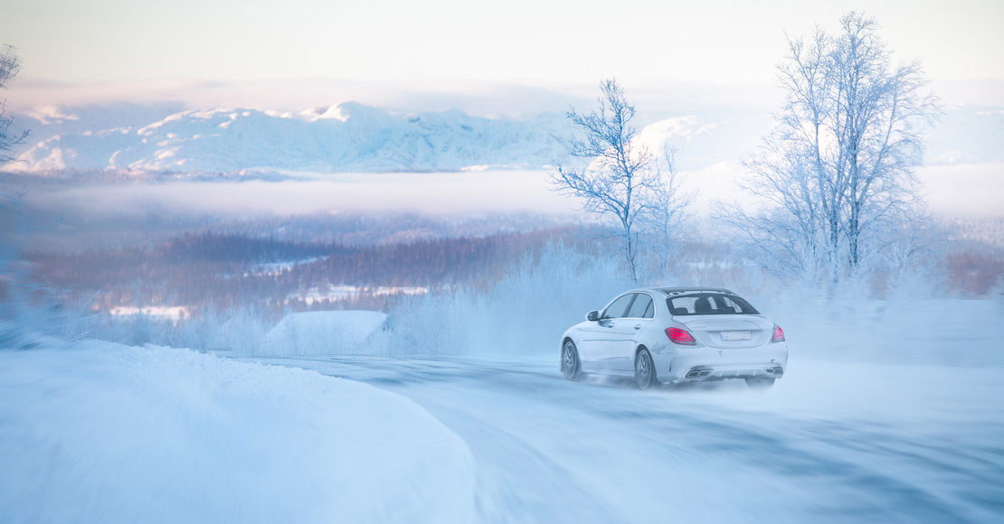Mercedes med vinterdekk i vinterlandskap