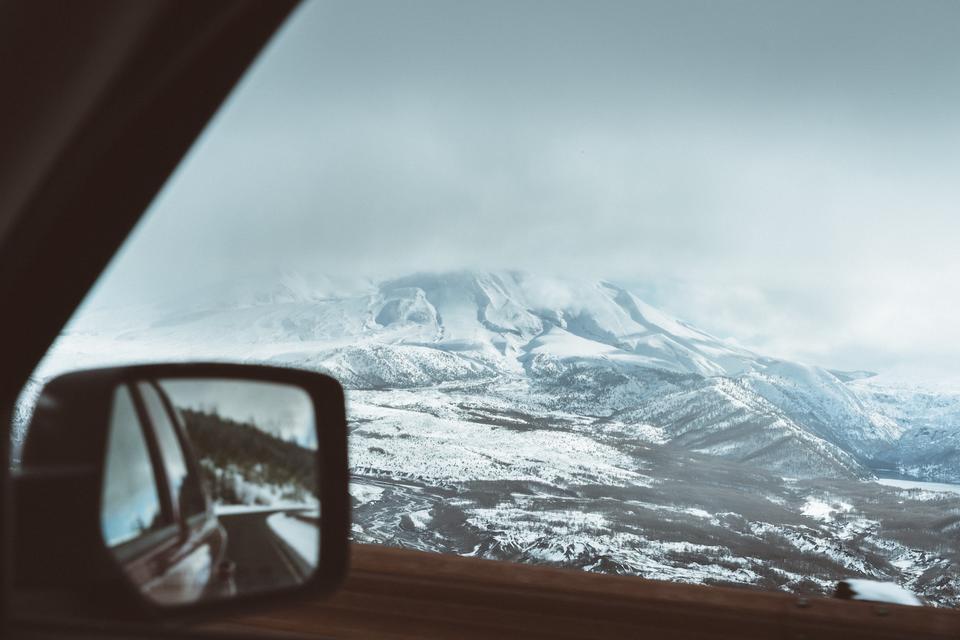 Vinterlandskap sett fra et bilvindu