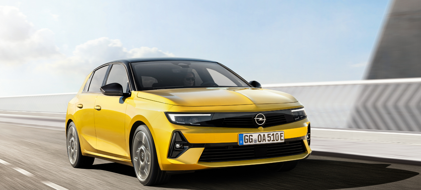 Nye Opel Astra 2022-modell i gul metallic sett forfra.