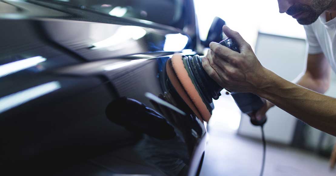 Ansatt polerer bil hos Bertel O. Steen