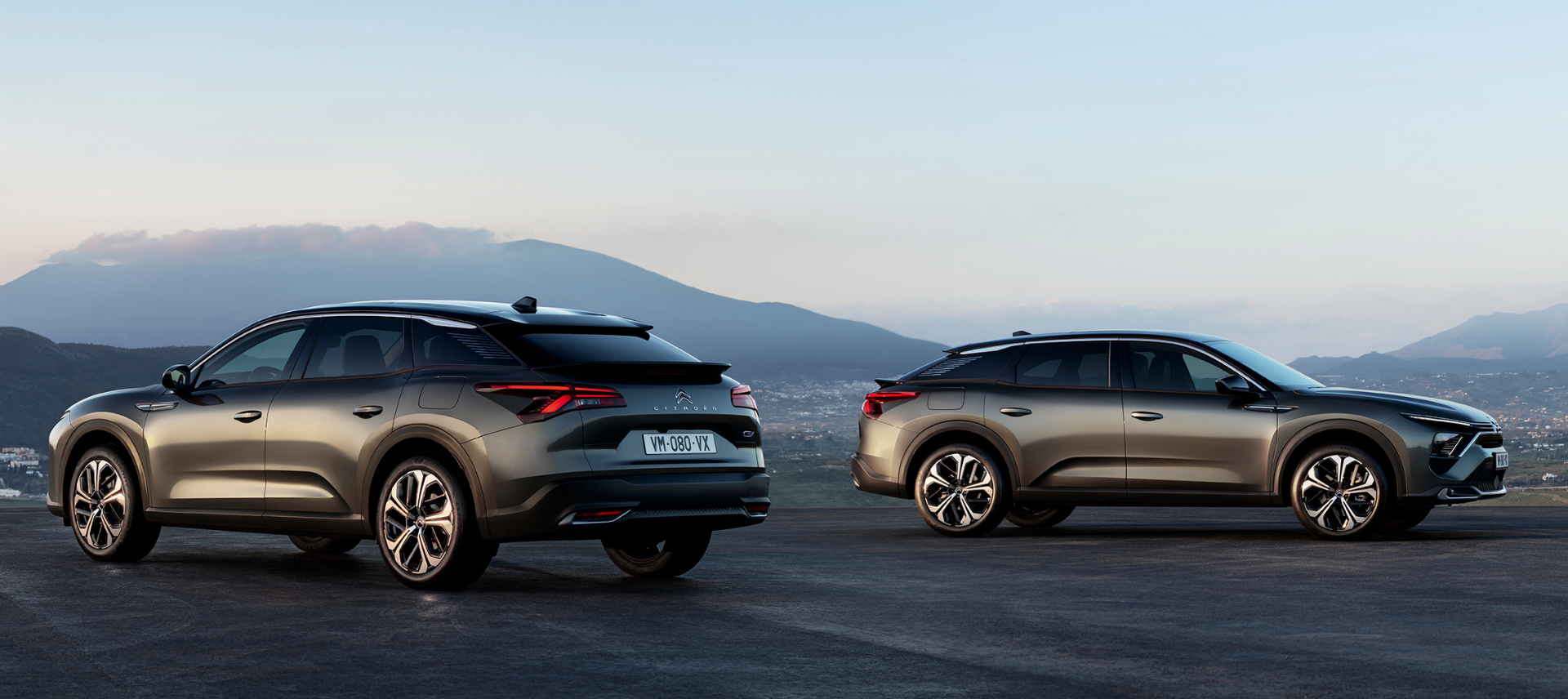 To Citroën C5 X oppstilt ved siden av hverandre på en fjellhylle.