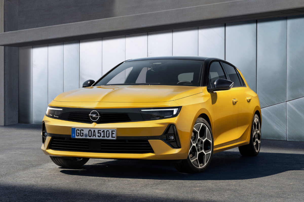 Opel Astra plug-in hybrid i gult sett forfra.