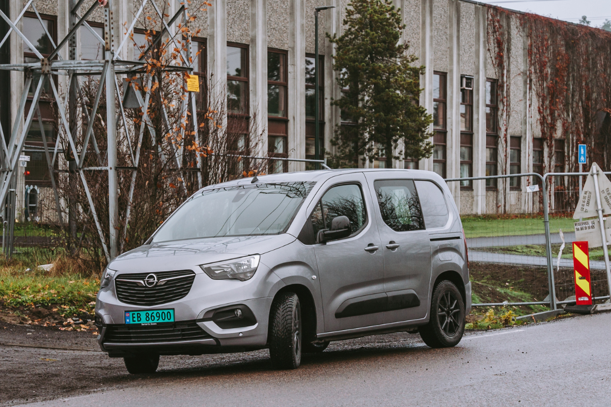 Opel Combo-e parkert på anleggsområde.