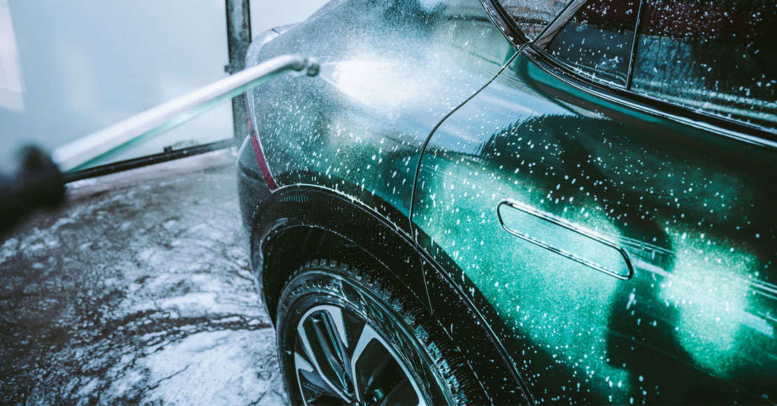 Vaske bilen med høytrykkspyler