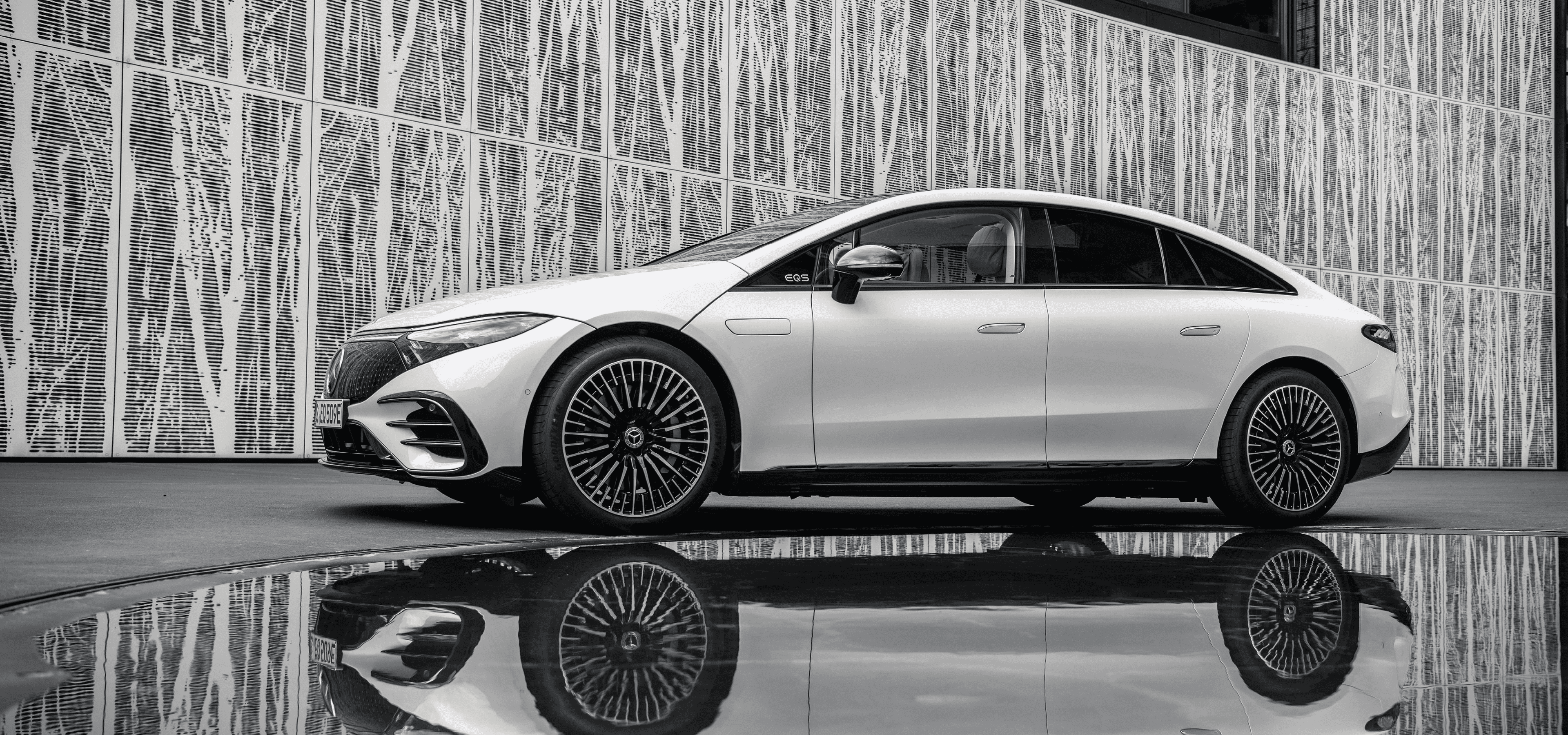 Mercedes Benz EQS 580 4matic side