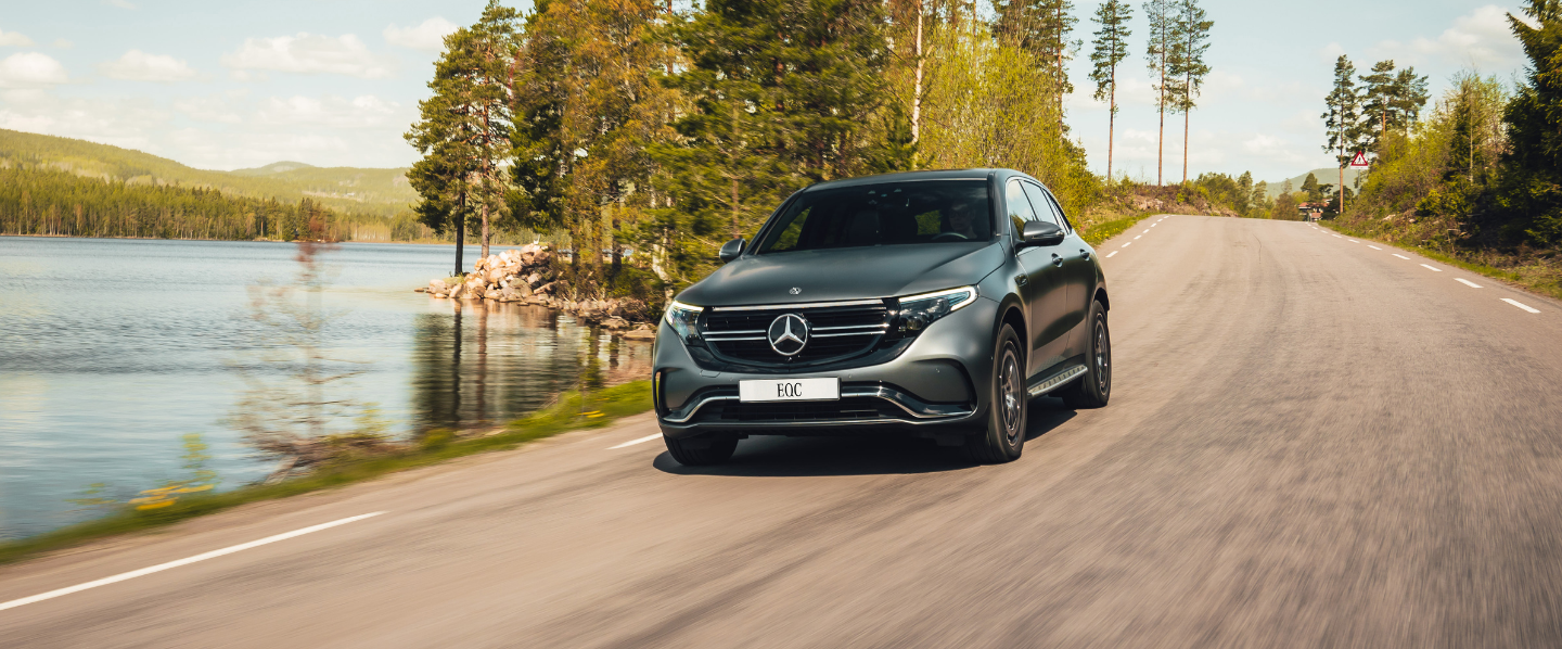 Mercedes EQC 400 AMG sett forfra på landevei.