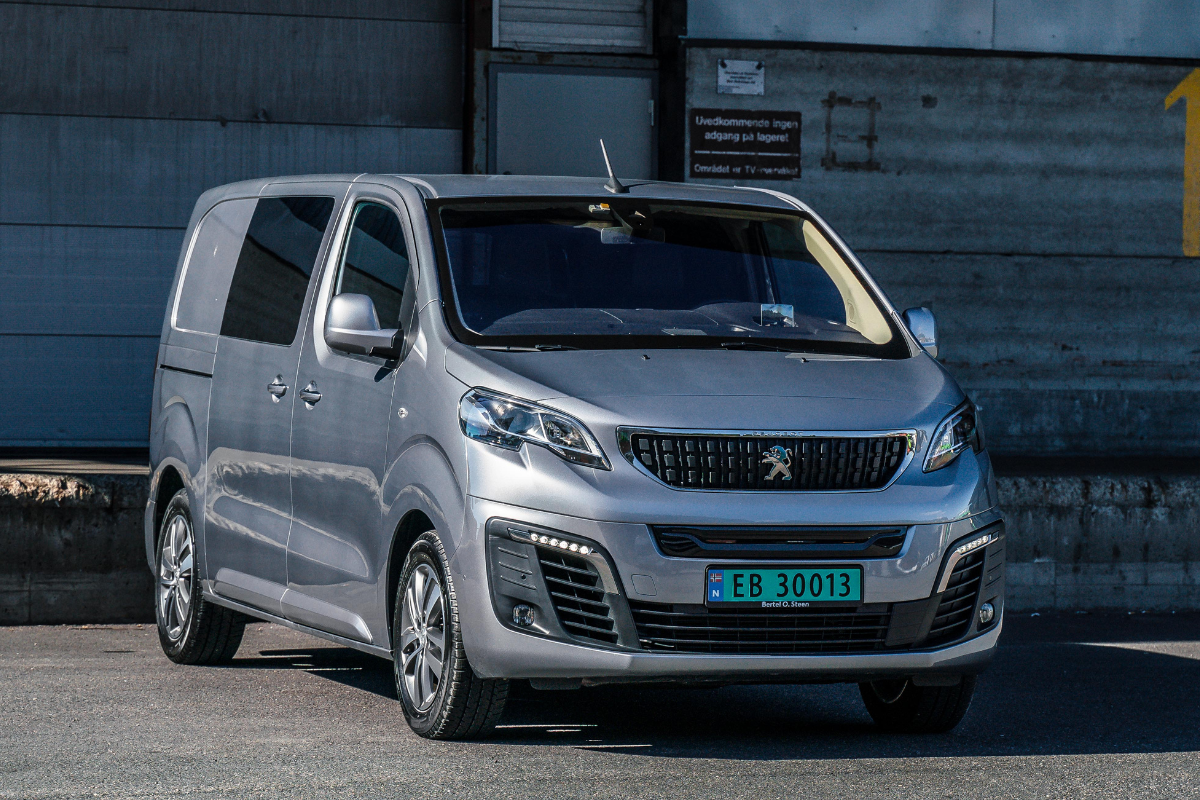 Peugeot e-Expert varebil sett forfra.