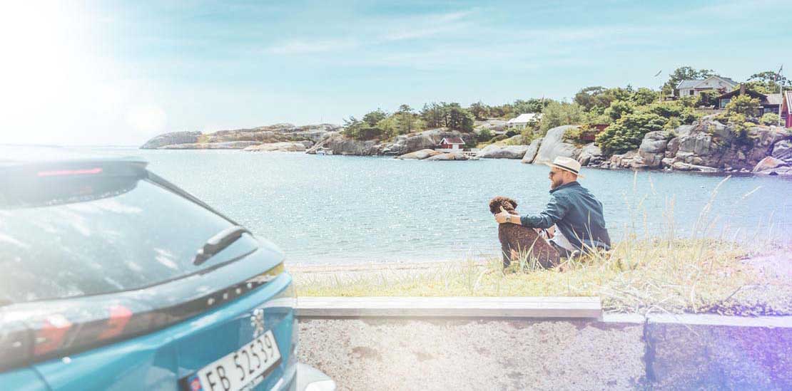 Bil ved sjøen