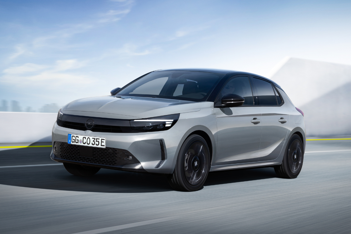 Nye Opel Corsa Electric i sølvgrå sett forfra på vei