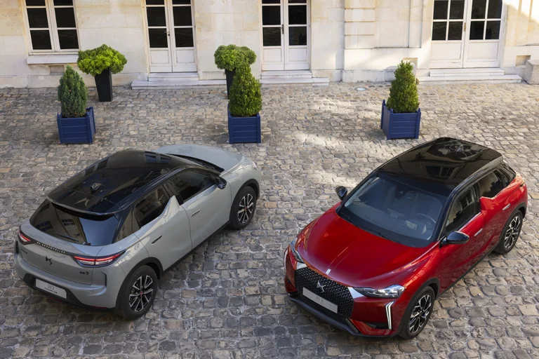 DS 3 E-tense i beige og rød