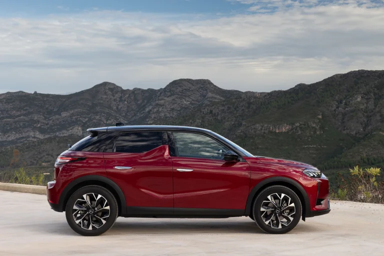 Rød DS 3 fra DS Automobiles sett fra siden.