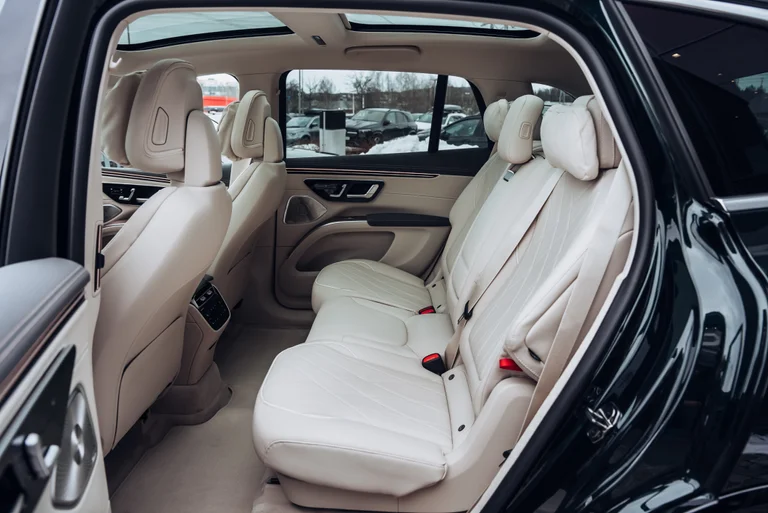 Bakseter i EQS SUV med beige interiør og skinnseter