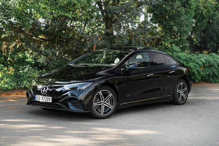 Svart EQE 300 fra Mercedes-EQ forfra.
