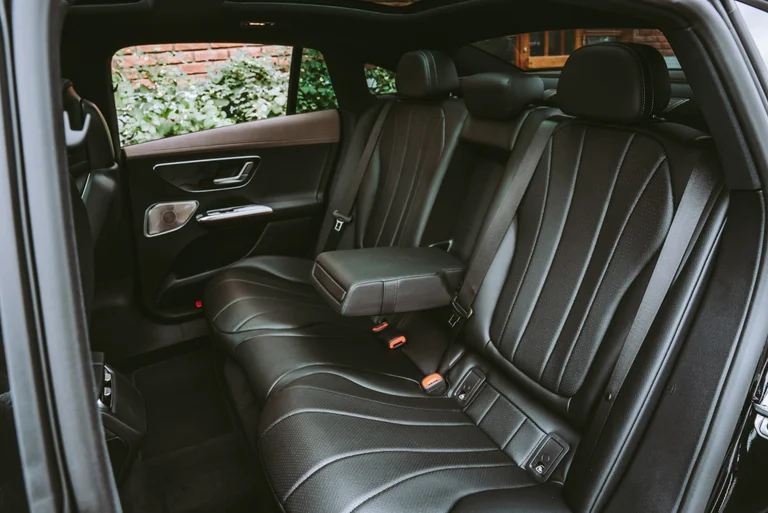 Bakseter i EQE 300 fra Mercedes-EQ.