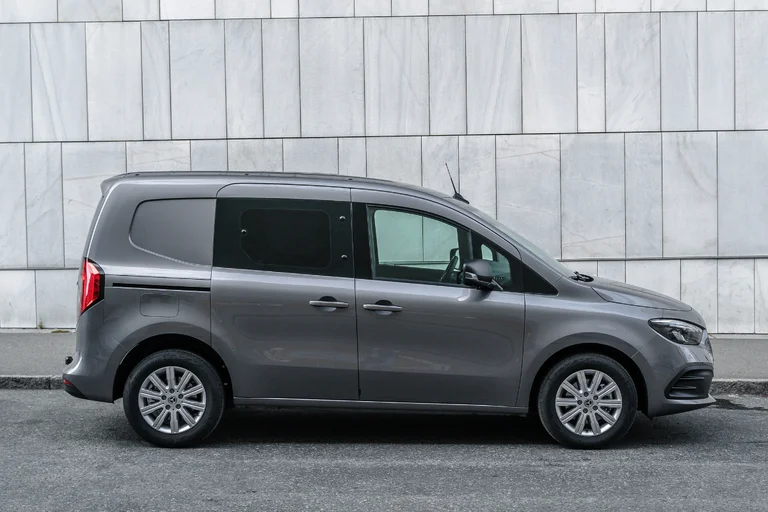 Mercedes-Benz Citan 112 sett fra siden.