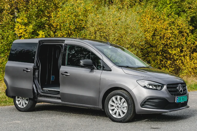 Mercedes-Benz Citan 112 automatgir med åpen sidedør.