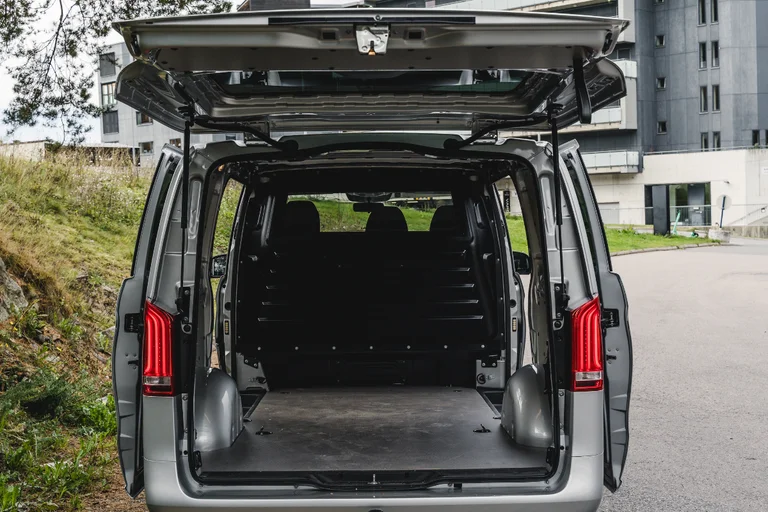 Vito varebil fra Mercedes-Benz sett bakfra med åpen bakluke.