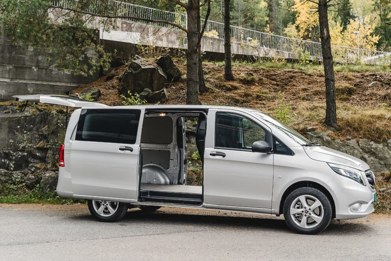 Mercedes-Benz Vito 119 4Matic varebil i grå metallic.