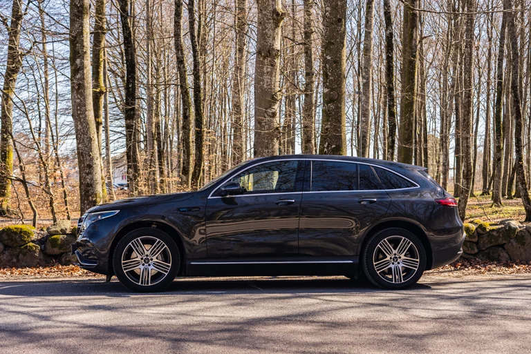 EQC fra Mercedes-EQ fra siden med skog i bakgrunnen