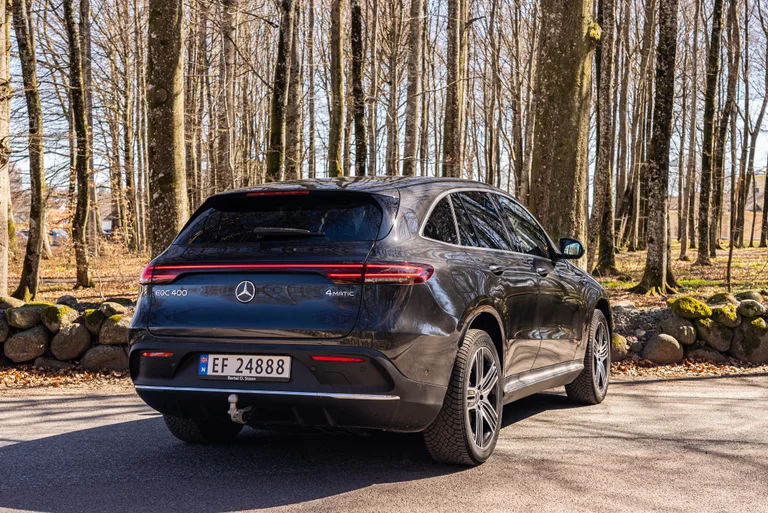 EQC fra Mercedes-EQ bakfra med skog i bakgrunnen