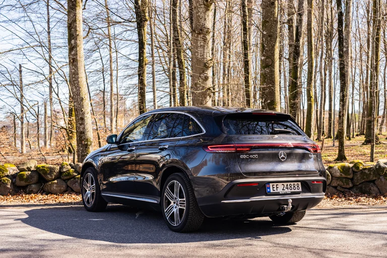 EQC fra Mercedes-EQ bakfra med skog i bakgrunnen