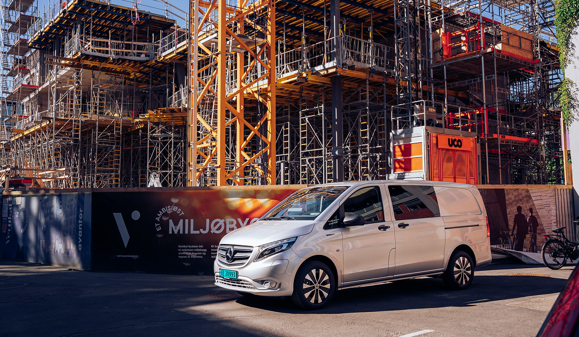 E-vito fra Mercedes-EQ foran byggeplass.