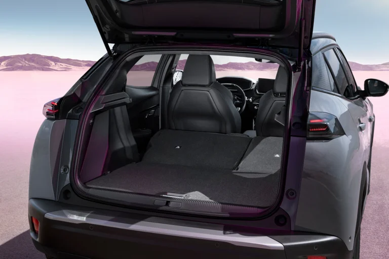 Bagasjerommet på Peugeot E-2008 SUV med nedlagte seter.