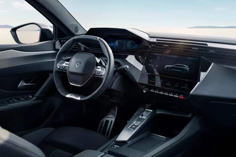 Interiør og førermiljø i Peugeot E-308 GT.