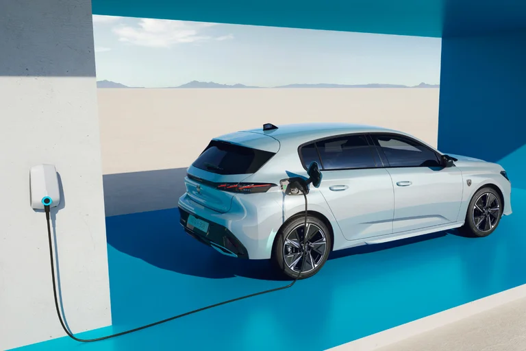 Peugeot E-308 GT sett fra siden