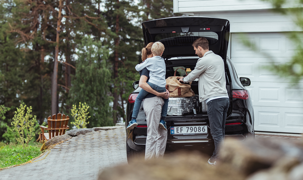 Familiebilen EQE SUV med en familie ved bagasjerommet.