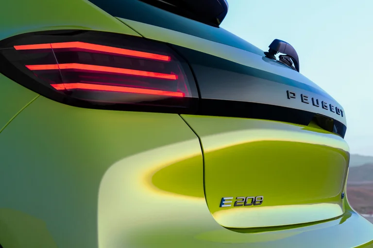 Baklykter og designdetaljer på nye E-208 GT
