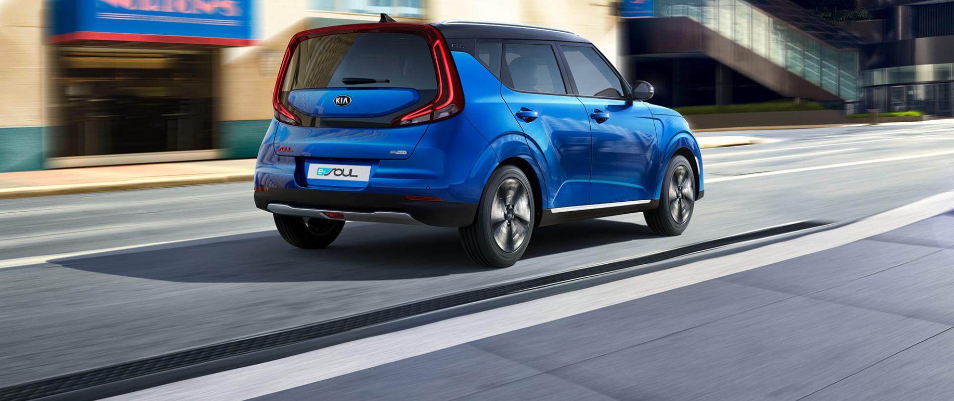 Kia e-soul skrå vinkel bakfra på vei
