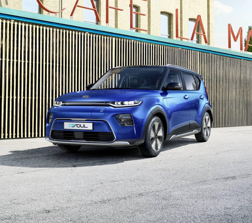 Blå Kia e-soul skrå forfra i miljø