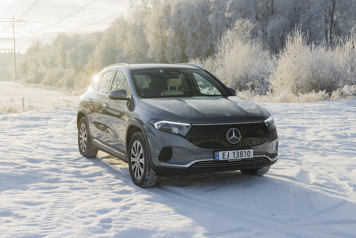 Mercedes-Benz EQA 300 4MATIC i sølvgrå metallic lakk 