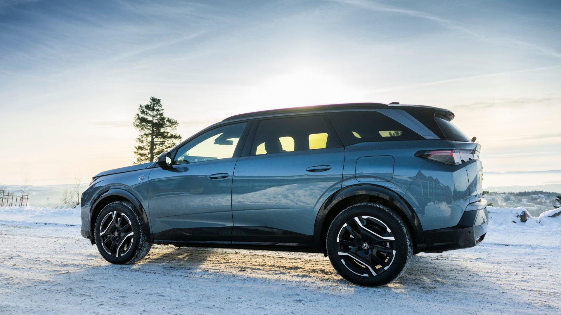 Elektrisk SUV fra Peugeot sett fra siden på vinterføre.