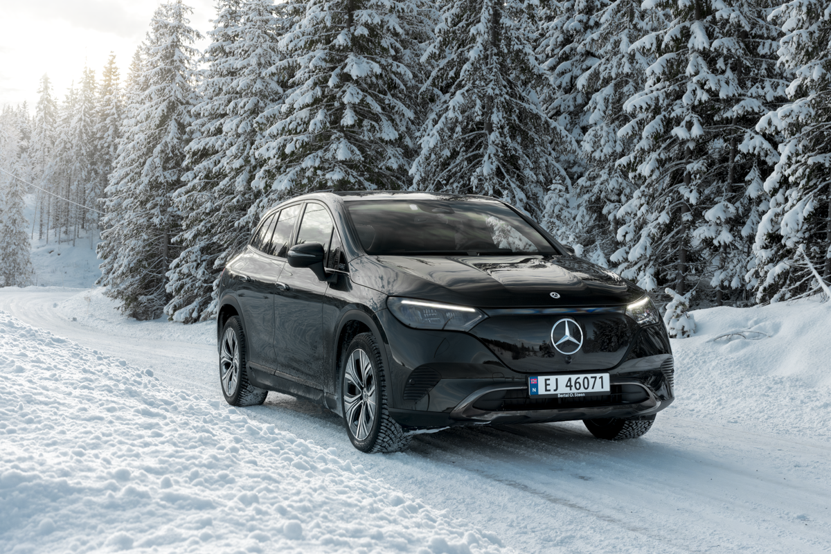 Mercedes-Benz EQE SUV 350 4MATIC i sort lakk på snødekt skogsvei