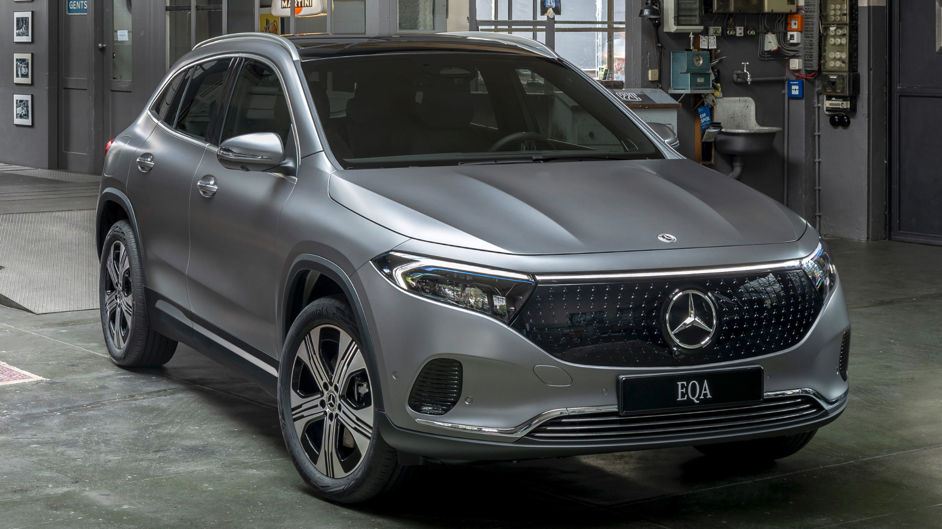 Mercedes-Benz EQA facelift 2024-modell i grå metallic lakk