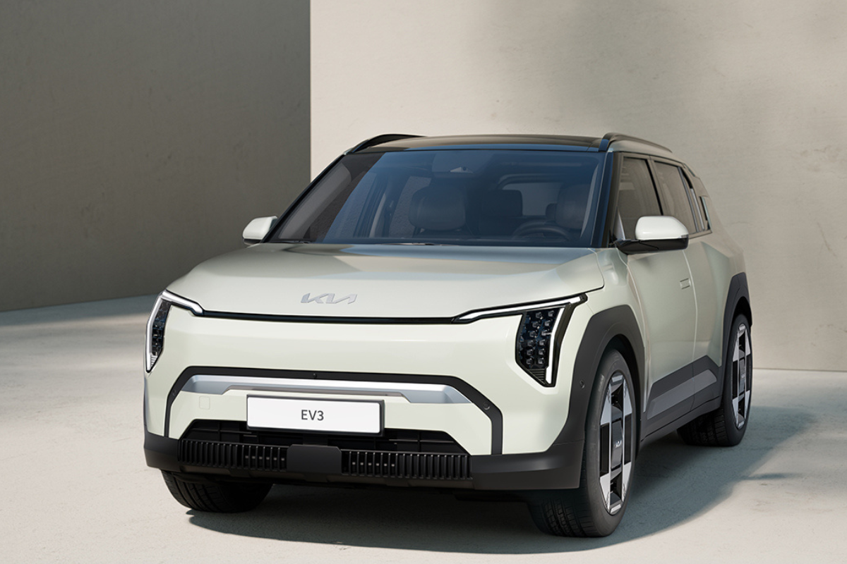 Kia EV3 i Ivory Silver sett forfra