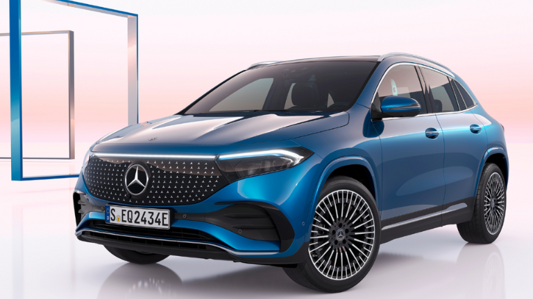 Nye Mercedes-Benz EQA i blå metallic lakk og stjernemønster i grillen.