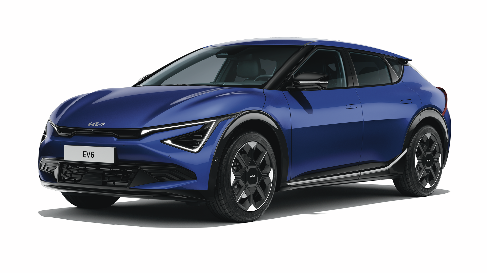 Kia EV6 i fargen Yacht Blue på hvit bakgrunn